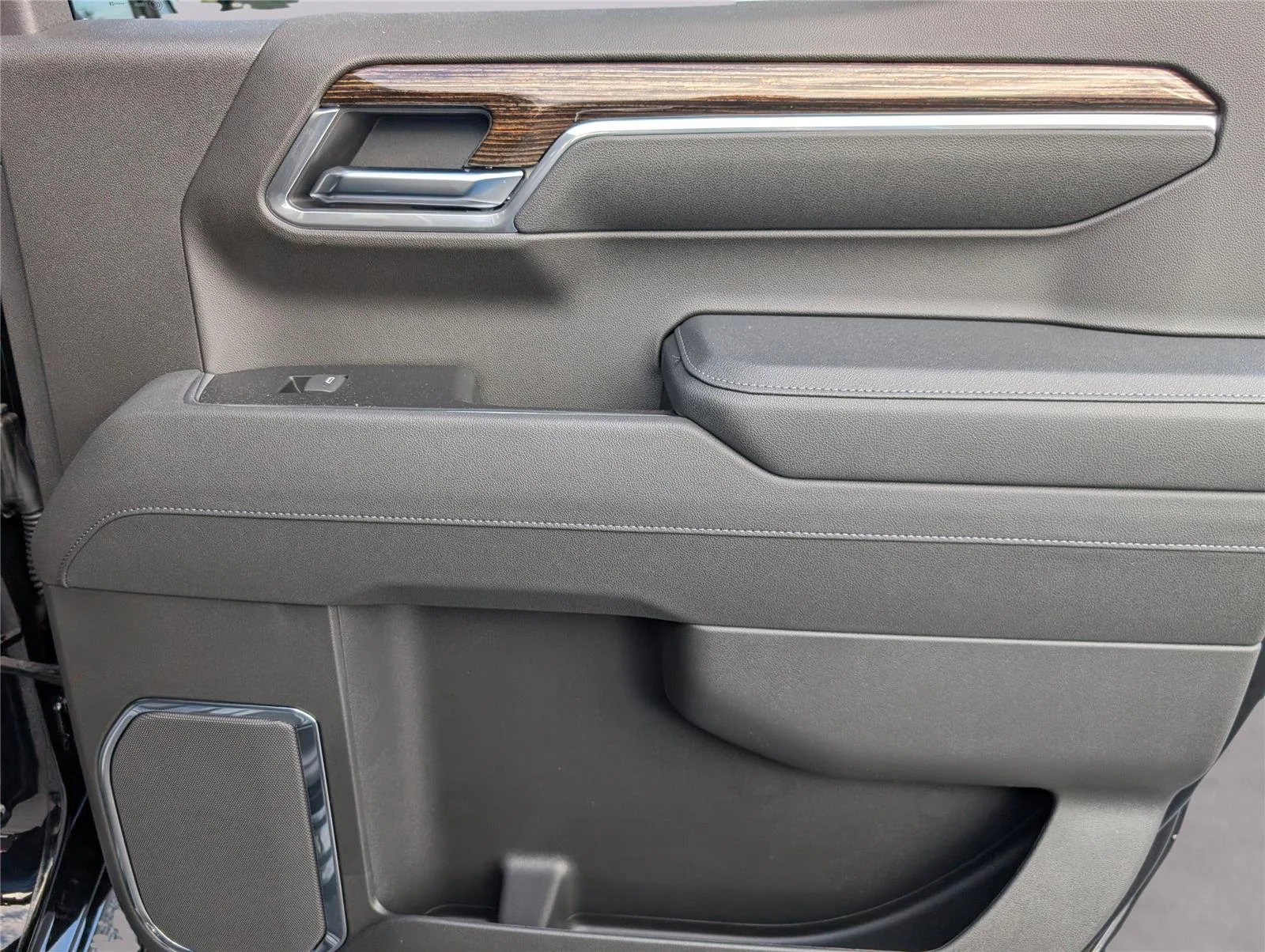 New 2026 Onyx Black GMC Elevation image 9