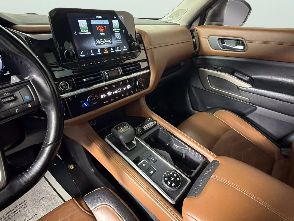 Used 2022 Black Nissan Platinum image 22