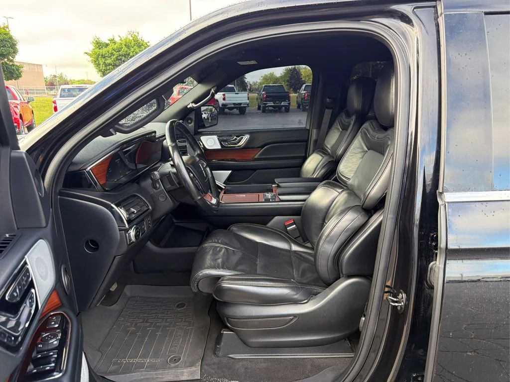 Used 2019 Black Metallic Lincoln Reserve image 20