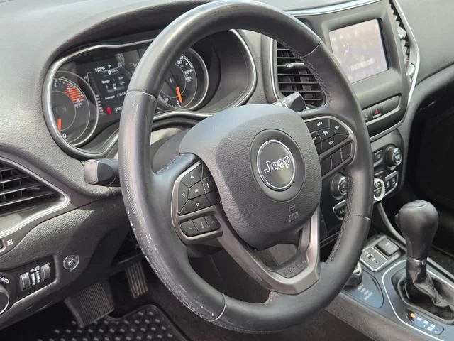 Used 2019 Silver Jeep Latitude Plus image 19