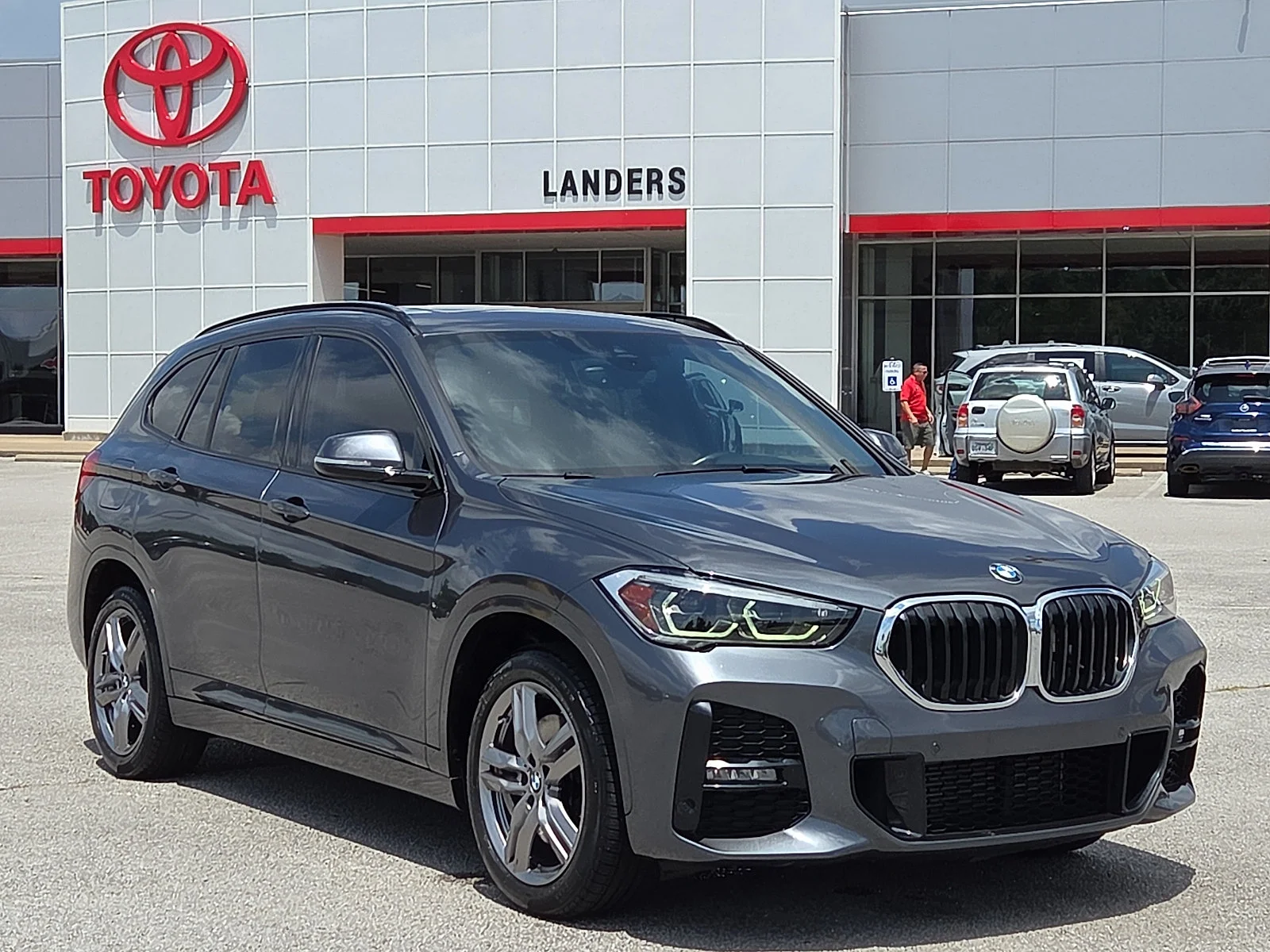 Used 2022 Mineral Grey Metallic BMW xDrive28i image 1