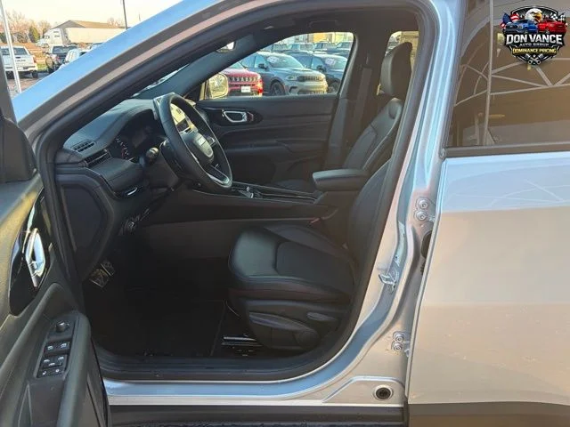New 2026 Silver Zynith Metallic Clearcoat Jeep Latitude image 10