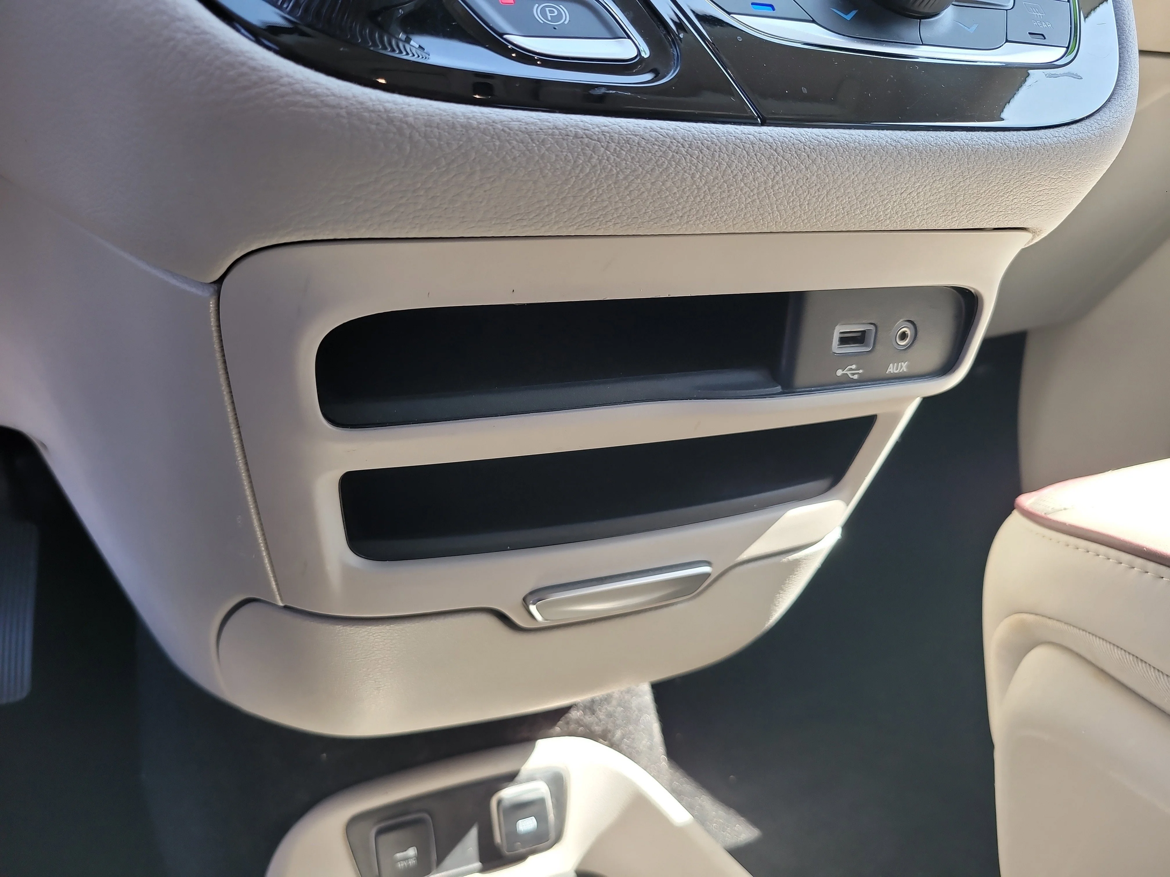 Used 2020 Bright White Clearcoat Chrysler Limited image 24