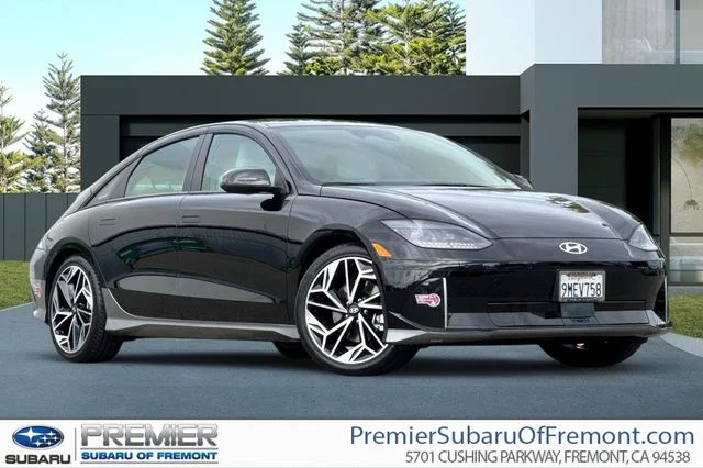 Used 2024 Black Hyundai SEL image 1