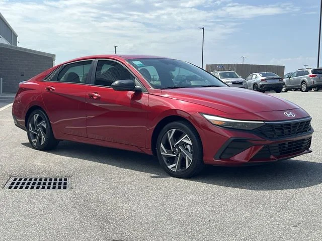 Used 2025 Red Hyundai SEL Sport image 15