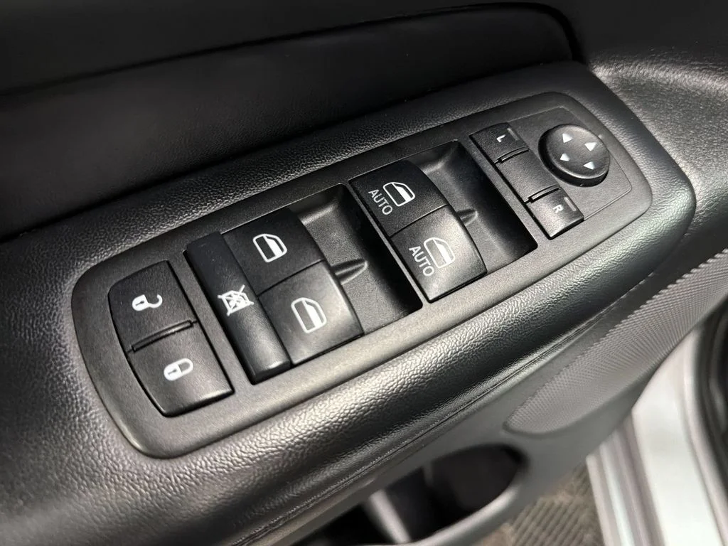 Used 2014 Billet Silver Metallic Clearcoat Jeep Altitude image 26