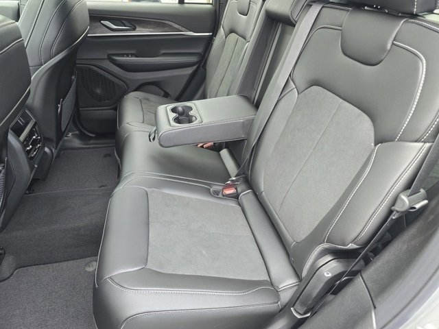 New 2026 Silver Zynith Exterior Paint Jeep Altitude image 35
