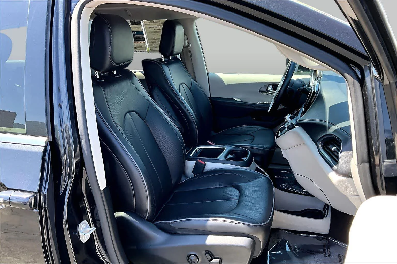Used 2018 Brilliant Black Crystal Pearlcoat Chrysler Hybrid Limited image 8