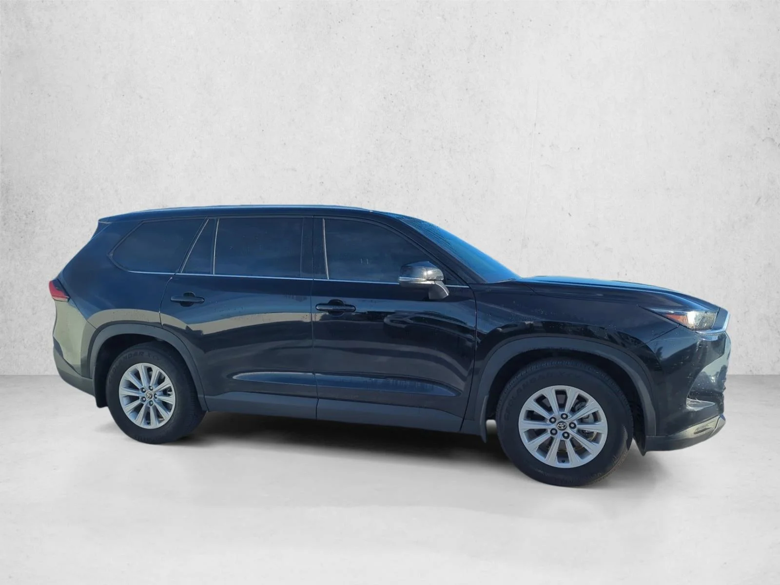 Used 2025 Midnight Black Metallic Toyota XLE image 4