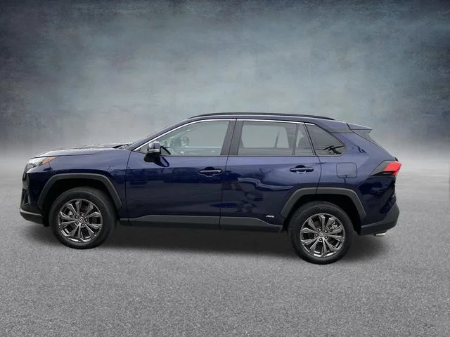 Used 2024  Toyota XLE Premium image 28