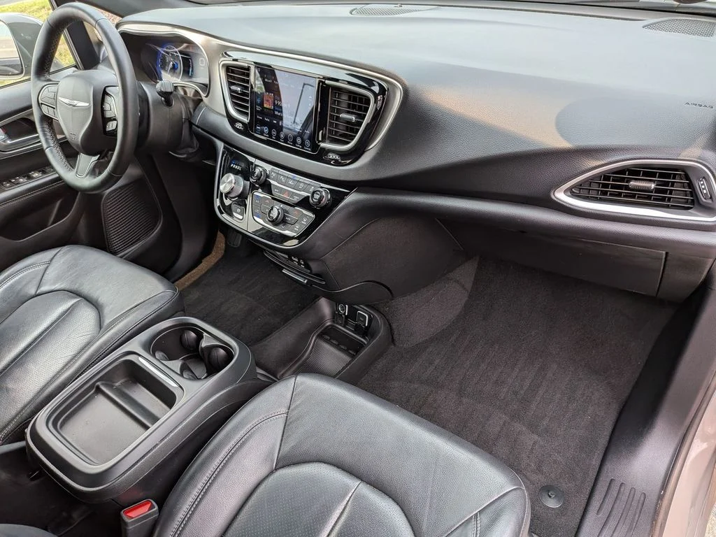 Used 2020 White Chrysler Launch Edition image 32