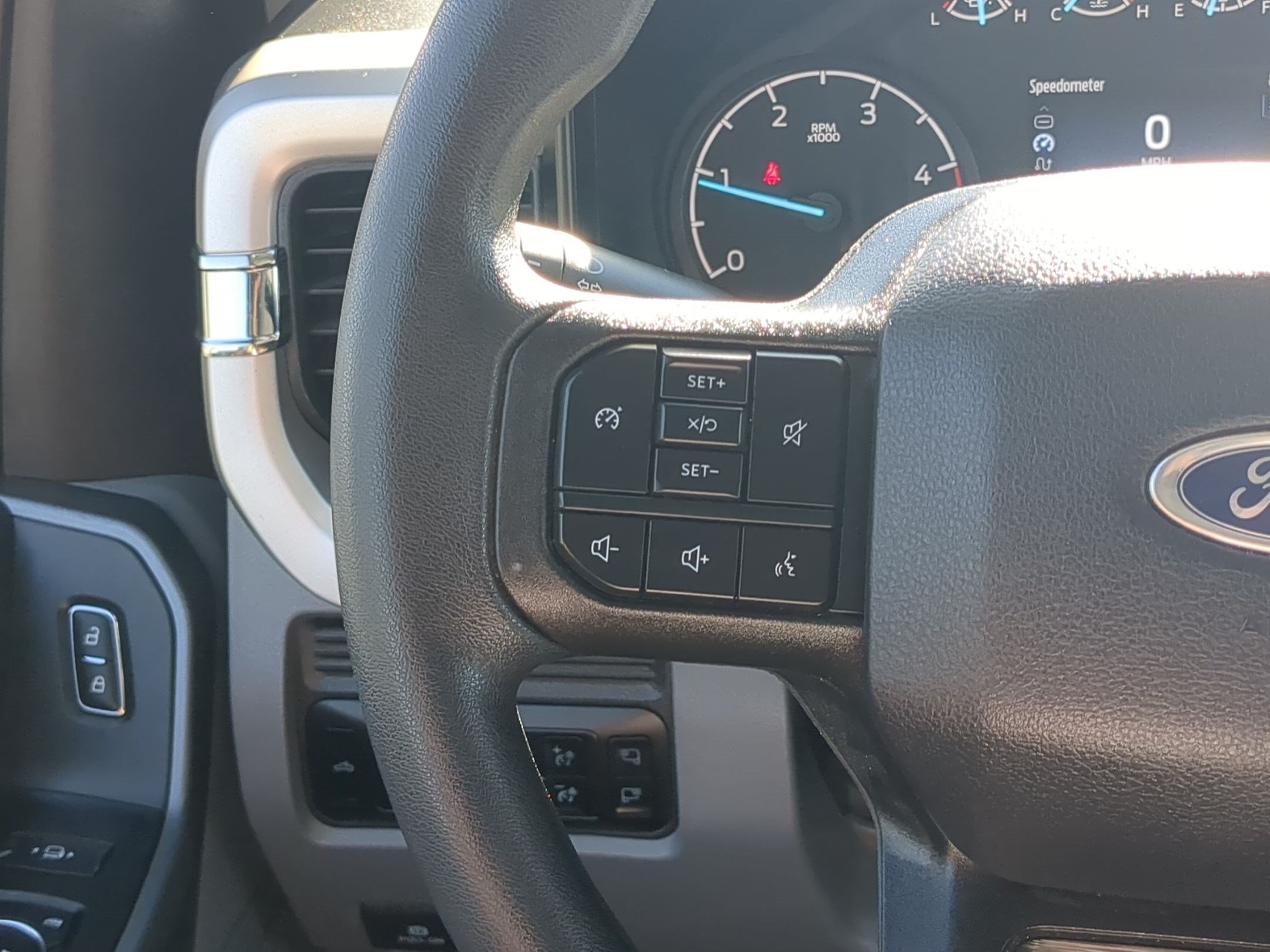 Used 2025 Oxford White Ford XLT image 18