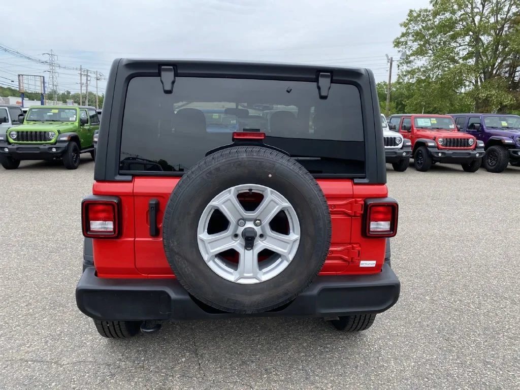 Used 2022 Red Jeep Sport S image 4
