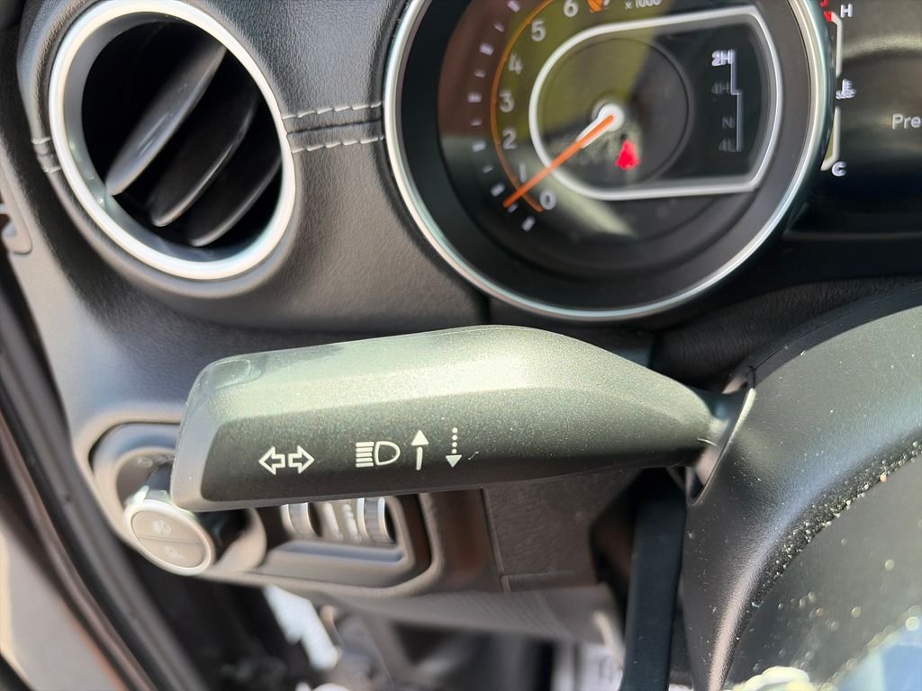 Used 2020 Crystal Metallic Jeep Overland image 32