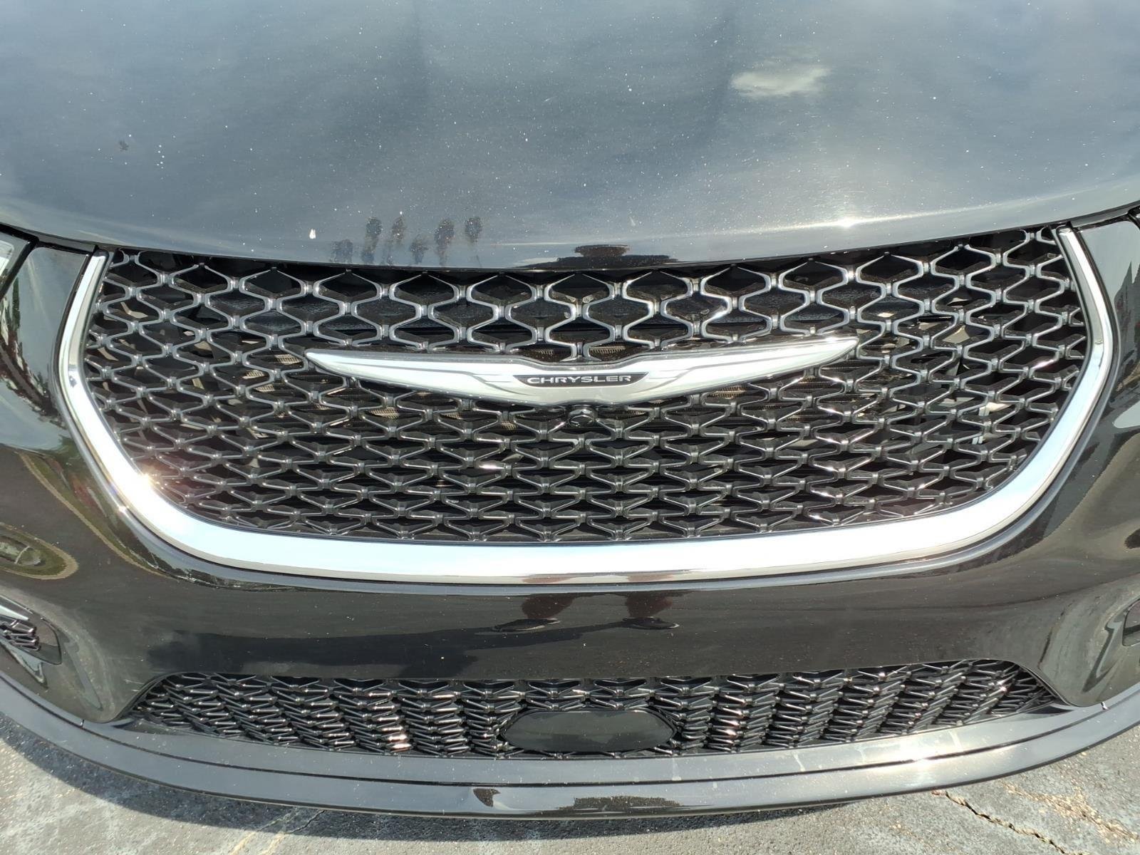 Used 2024 Diamond Black Crystal Pearlcoat Chrysler Touring L image 15