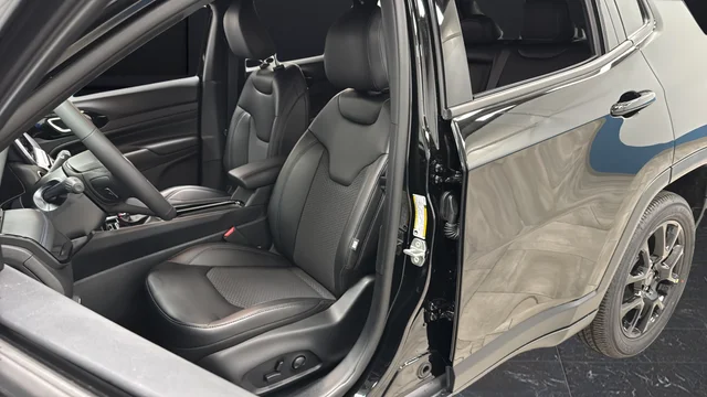 New 2026 Diamond Black Crystal Pearlcoat Jeep Latitude image 9