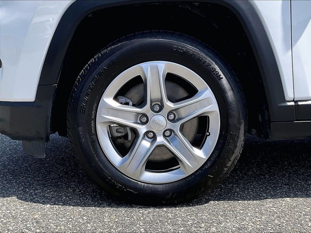 Used 2024 White Jeep Latitude image 7