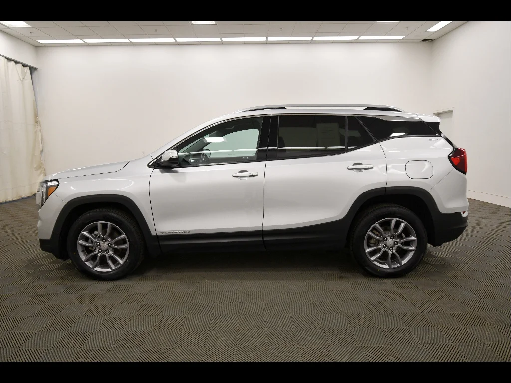 Used 2022 Quicksilver Metallic GMC SLT image 4