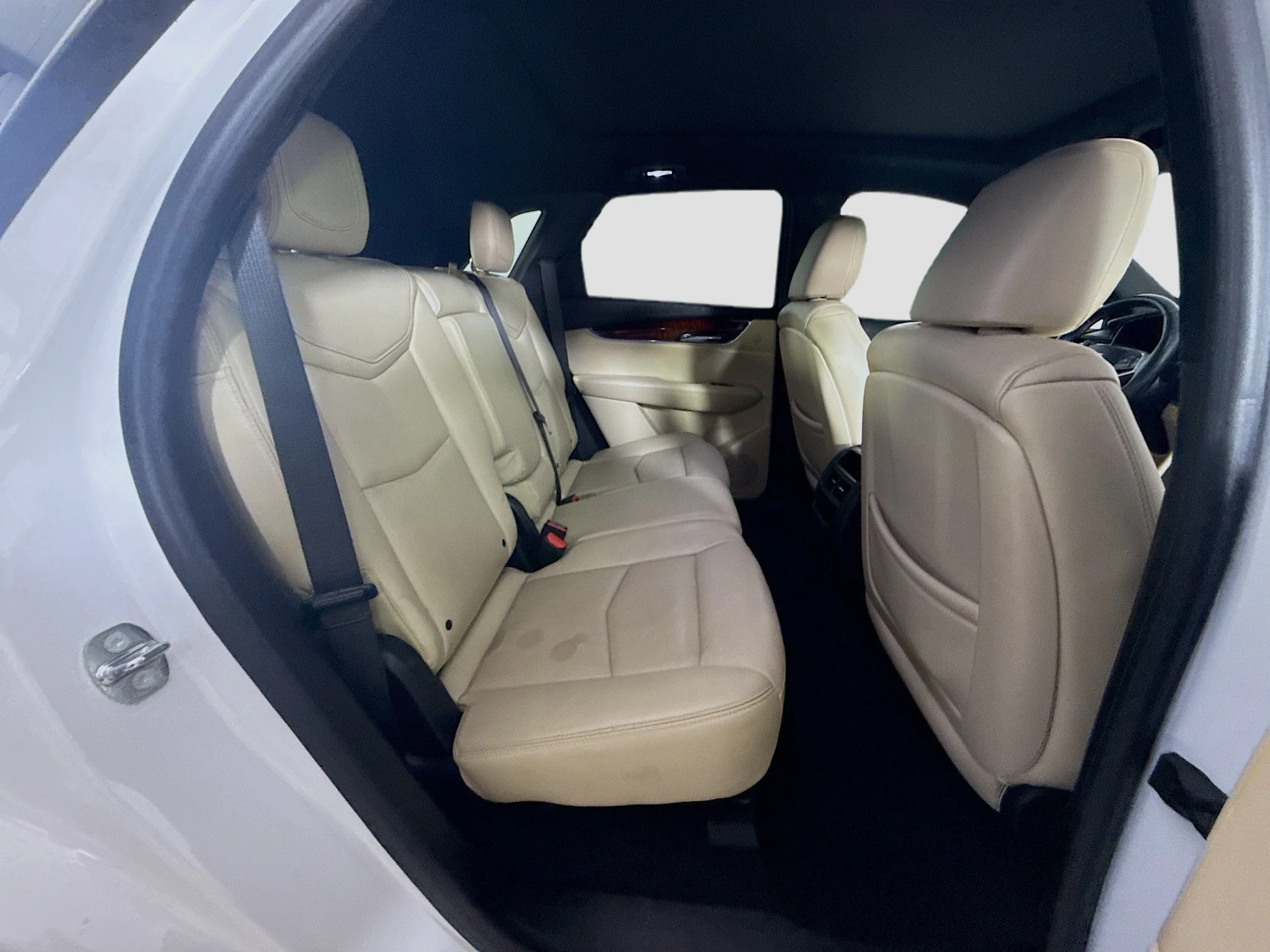 Used 2018 Crystal White Tricoat Cadillac Luxury FWD image 23