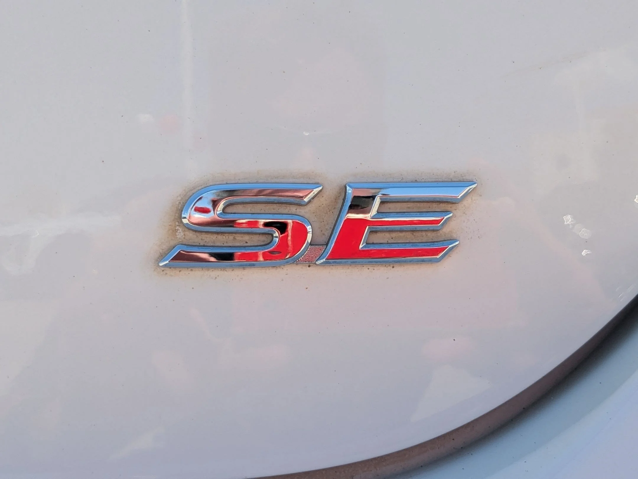 Used 2018 Super White Toyota SE image 13