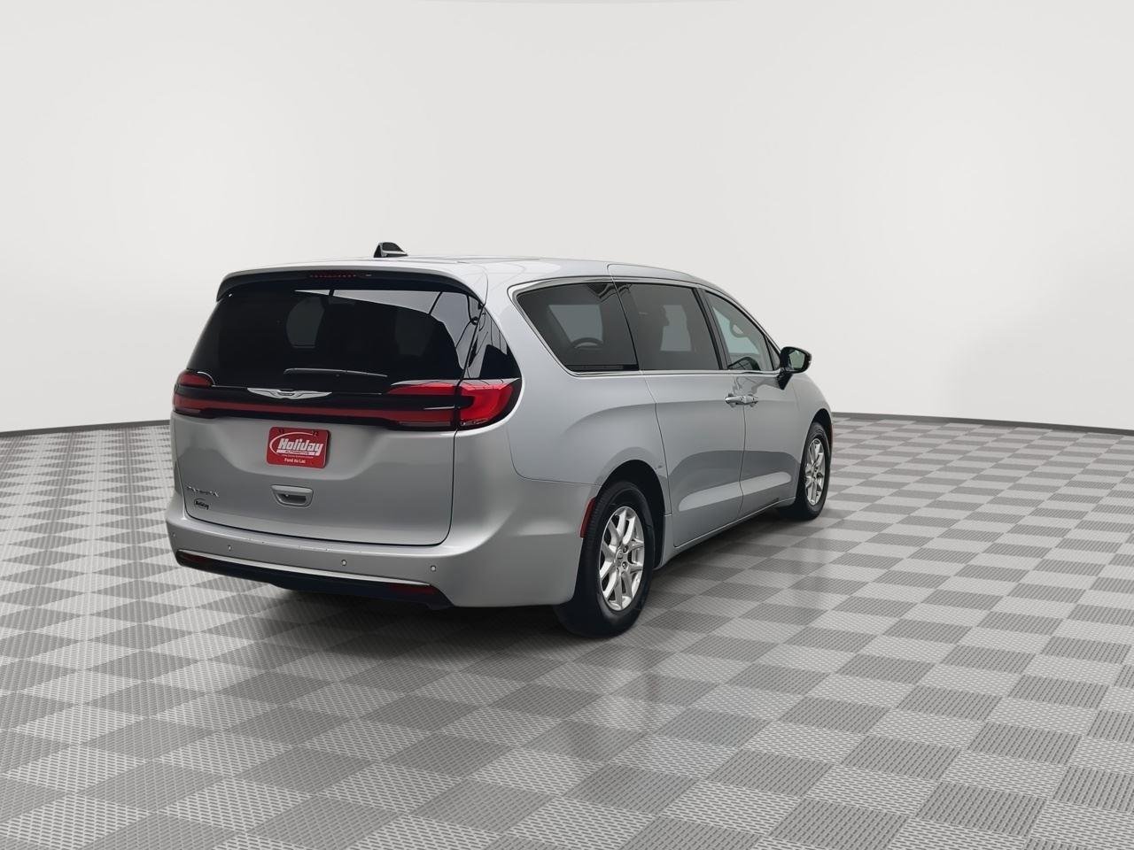 Used 2024 Silver Mist Clearcoat Chrysler Touring L image 37