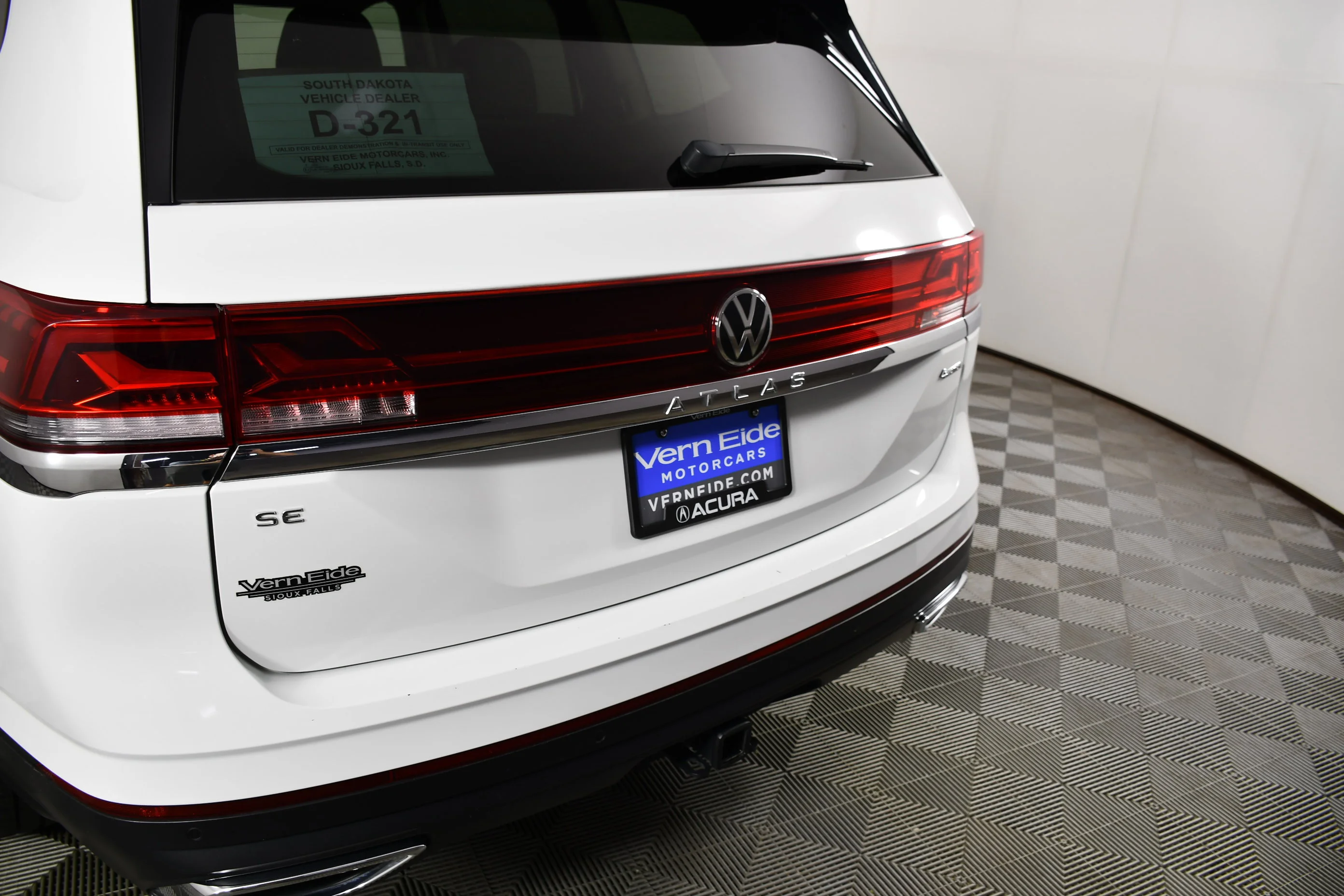 Used 2024 Gray Volkswagen 2.0T SE w/Technology image 15