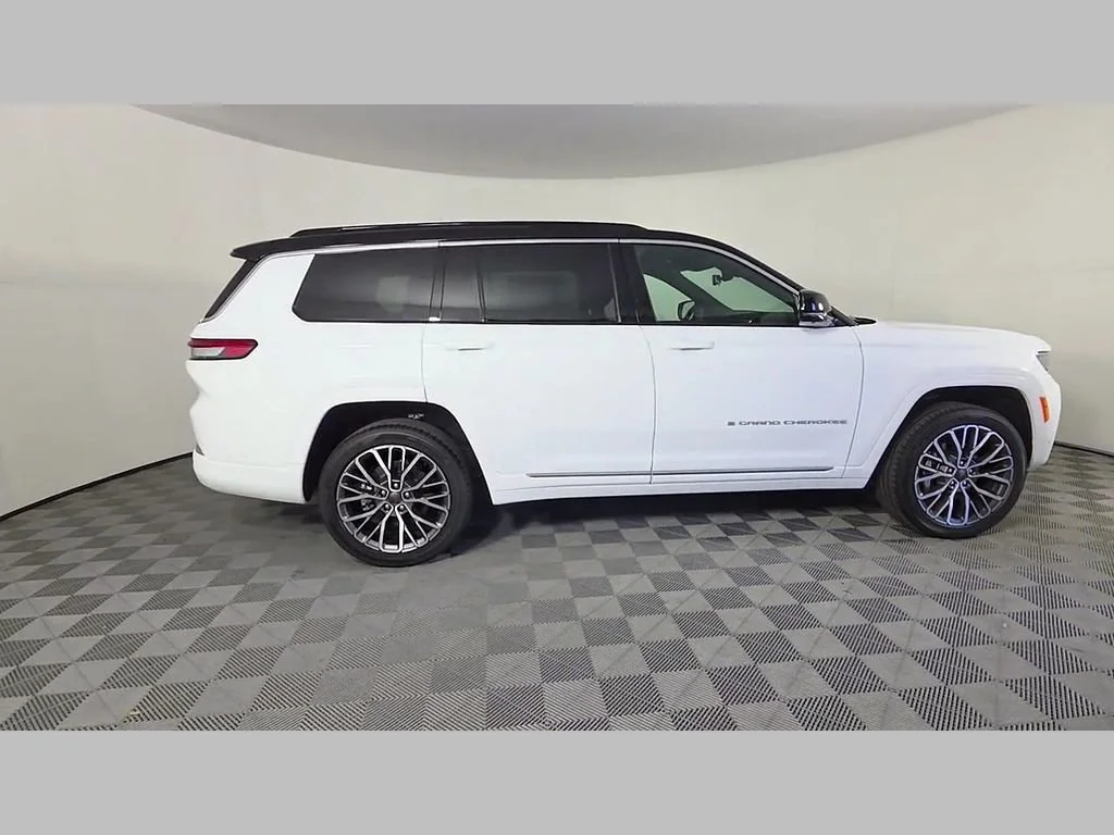 New 2026 Bright White Clear-Coat Exterior Paint Jeep Summit image 24