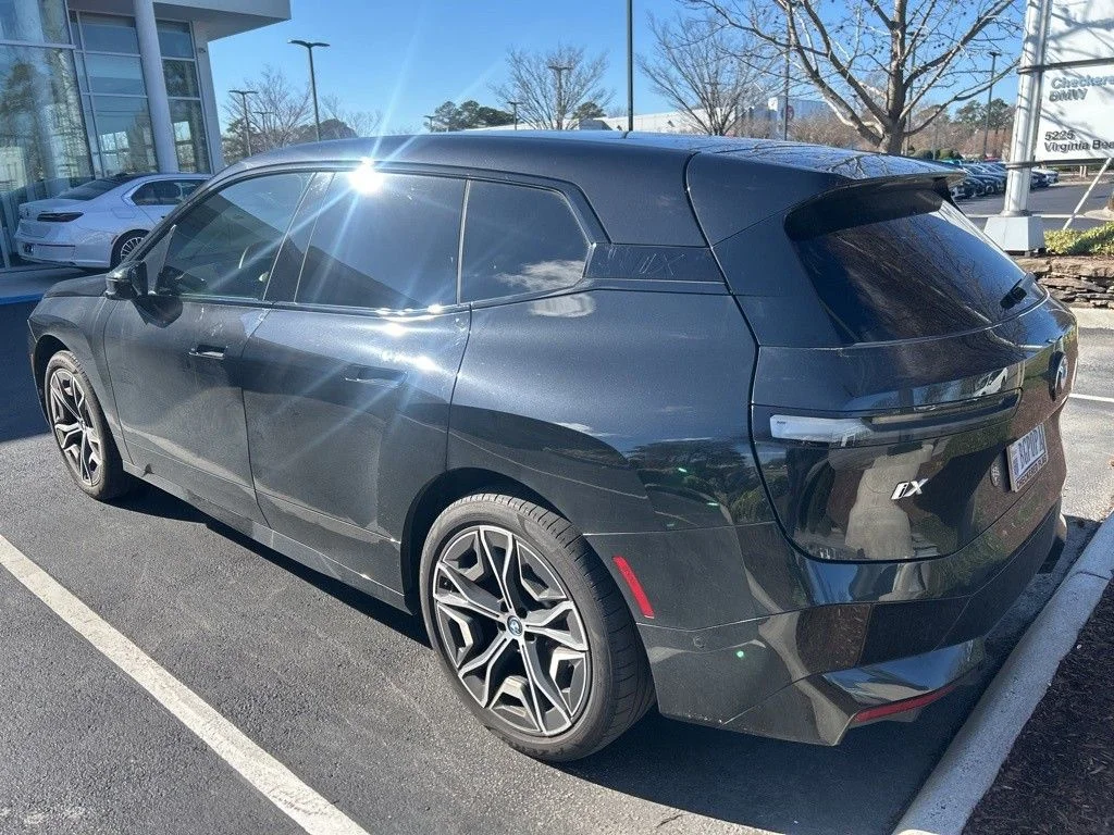 Used 2025 Black Sapphire Metallic BMW xDrive50 image 19