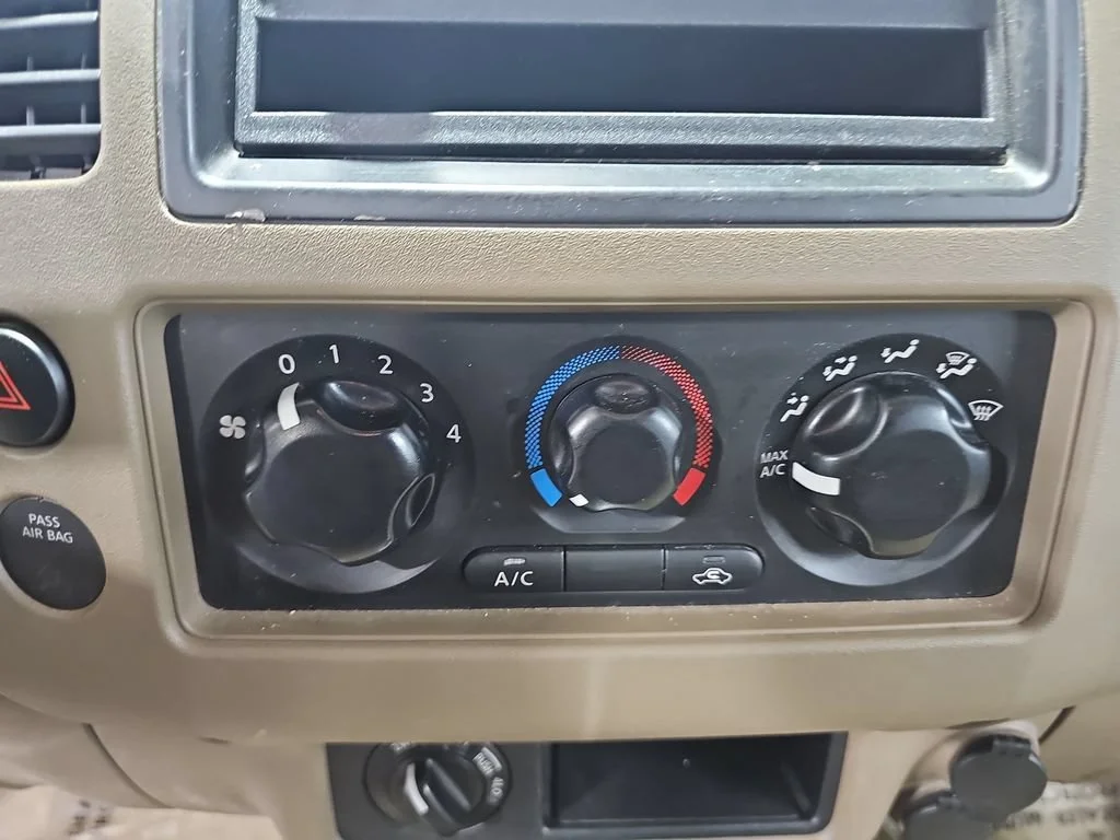 Used 2005 White Nissan SE image 23