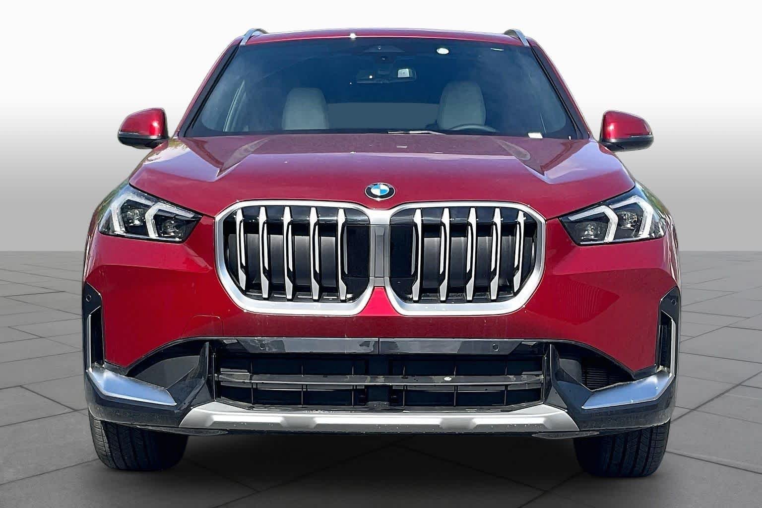 Used 2026 Vegas Red Metallic BMW xDrive28i image 3