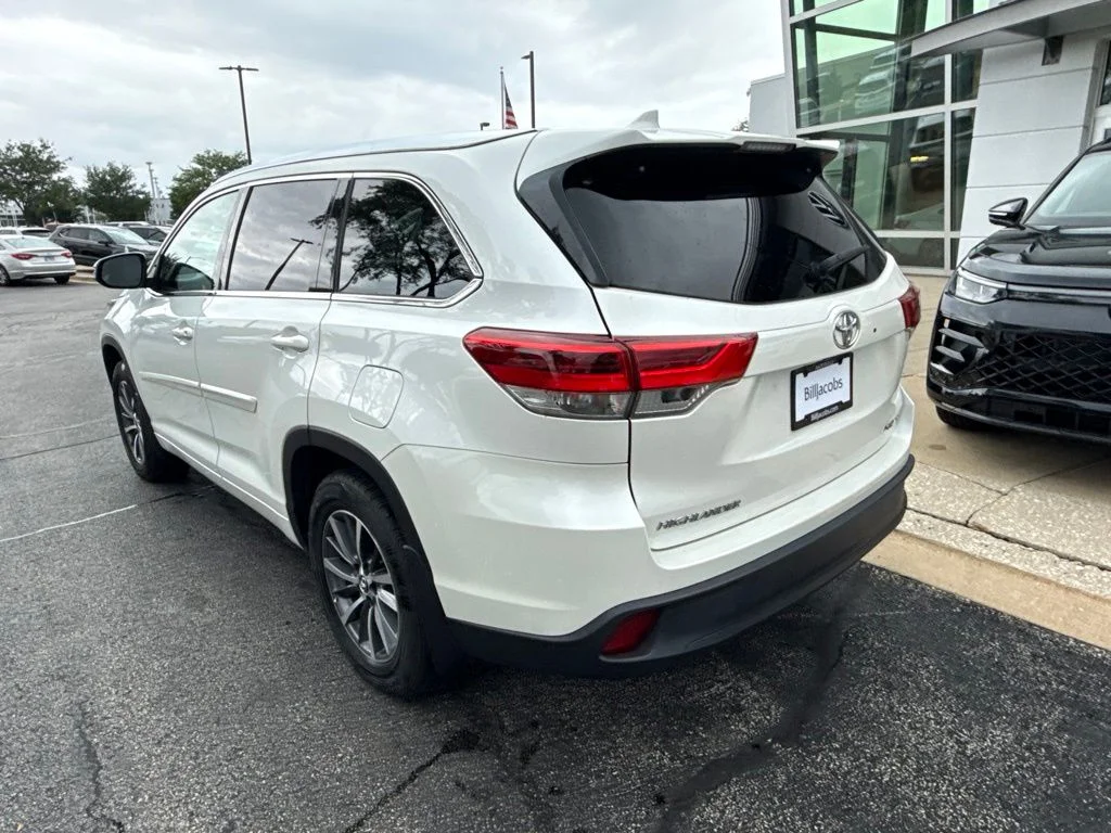 Used 2018 White Toyota XLE image 4