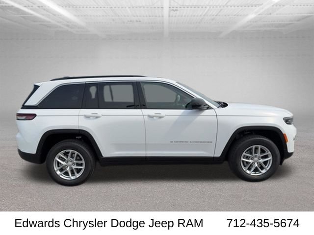 New 2026 Bright White Clear-Coat Exterior Paint Jeep Laredo X image 10