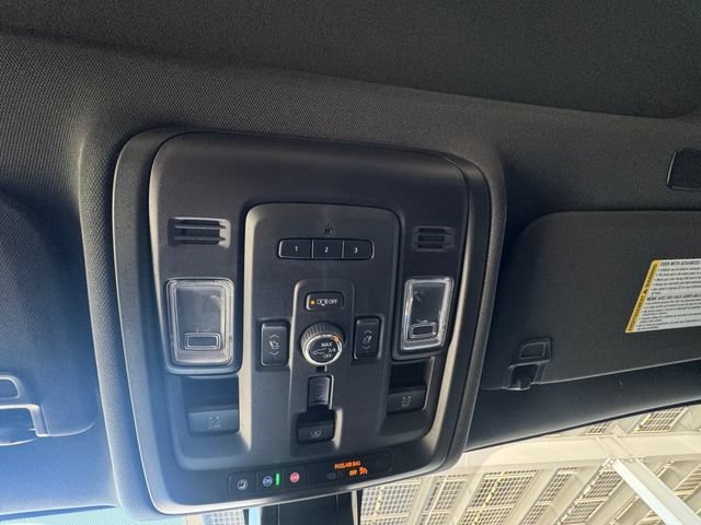 Used 2022 Summit White Chevrolet Z71 image 25