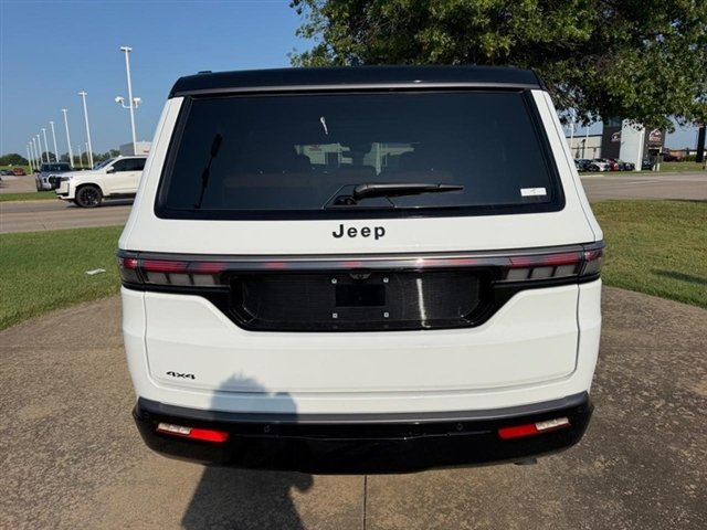 New 2026 Bright White Clear-Coat Exterior Paint Jeep Summit Reserve image 6