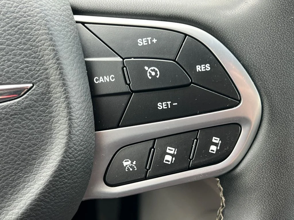 Used 2023 White Chrysler Limited image 23