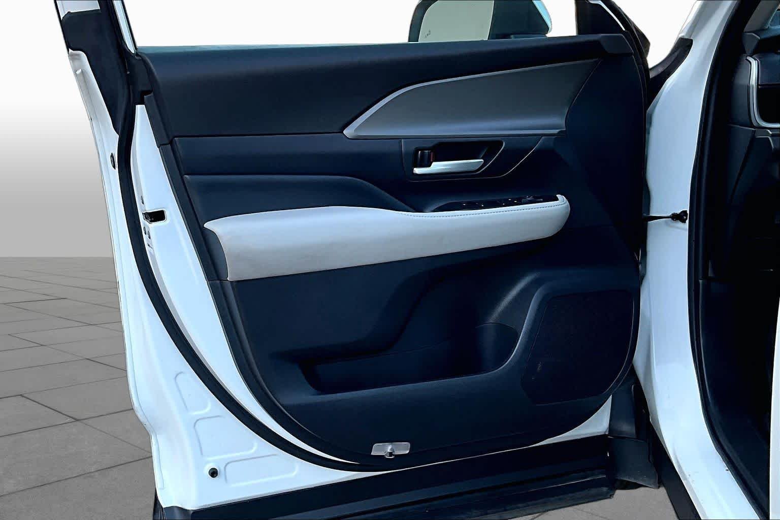 Used 2024 Wind Chill Pearl Toyota XLE image 21