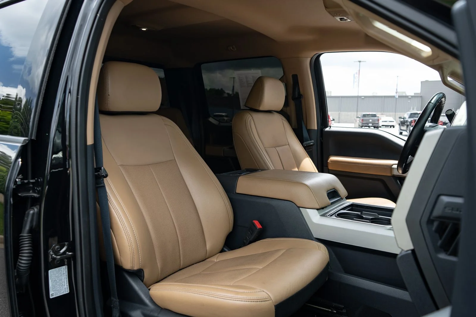 Used 2022 Black Metallic Ford Lariat image 22