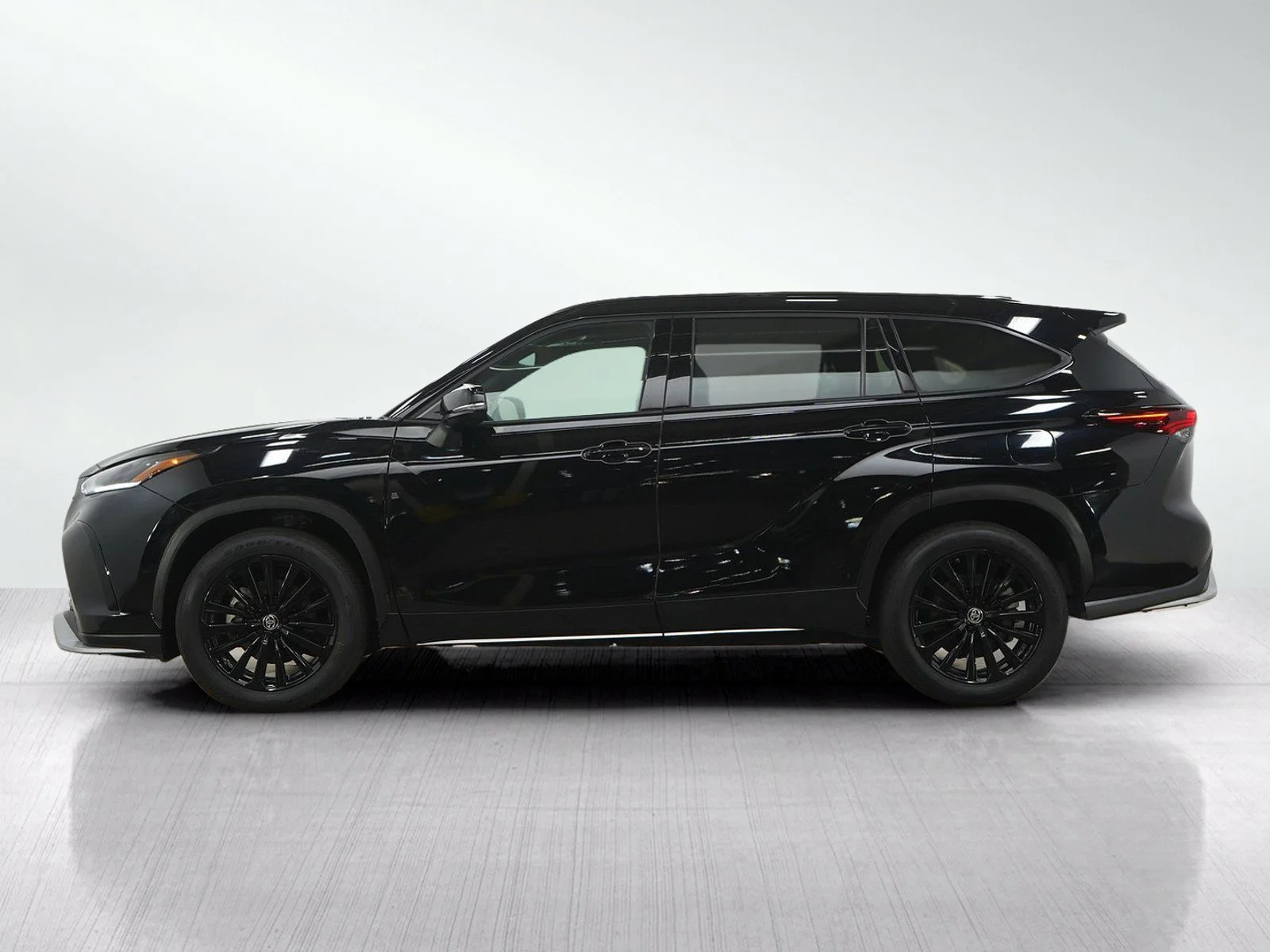 Used 2025 Toyota Highlander XSE with VIN 5TDKDRBH7SS581579 for sale in Burnsville, Minnesota