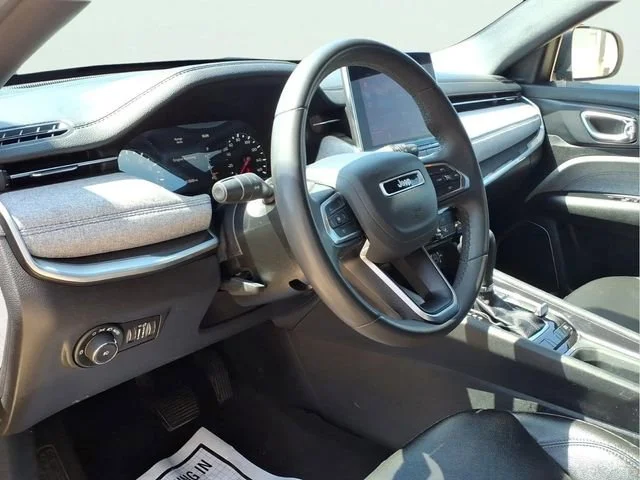 Used 2024  Jeep Latitude image 8