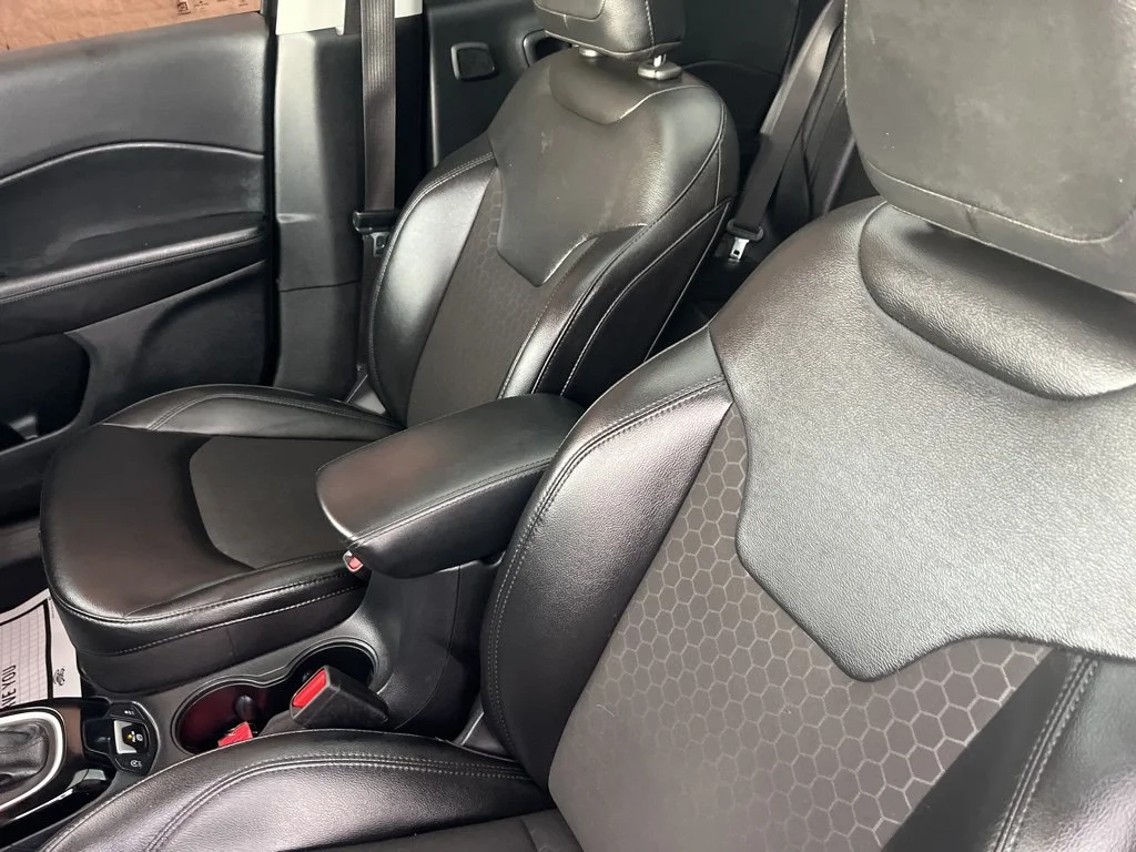 Used 2021 Diamond Black Jeep Latitude image 10