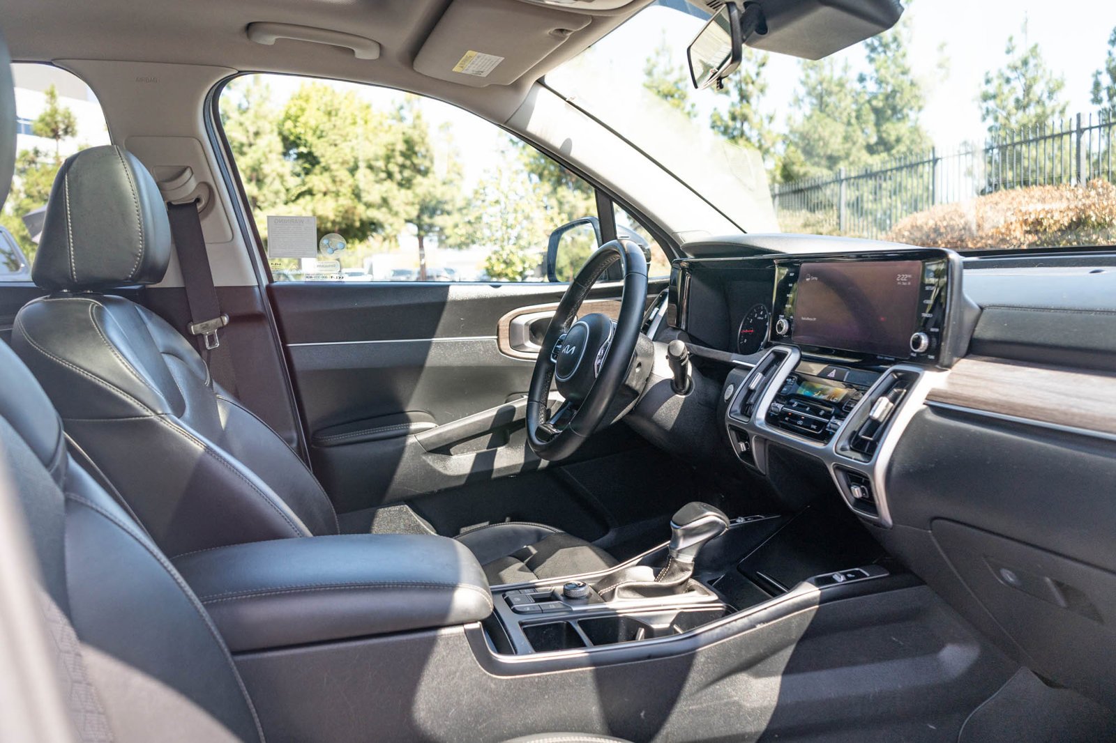 Used 2022 White Pearl Kia EX image 22