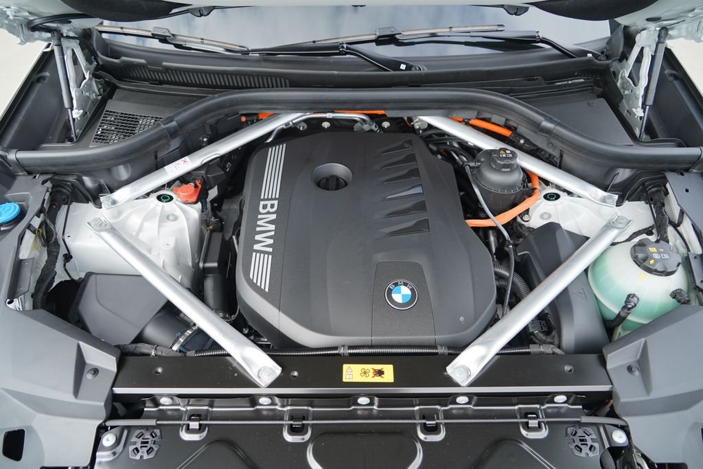 New 2026 Mineral White Metallic BMW xDrive50e image 21