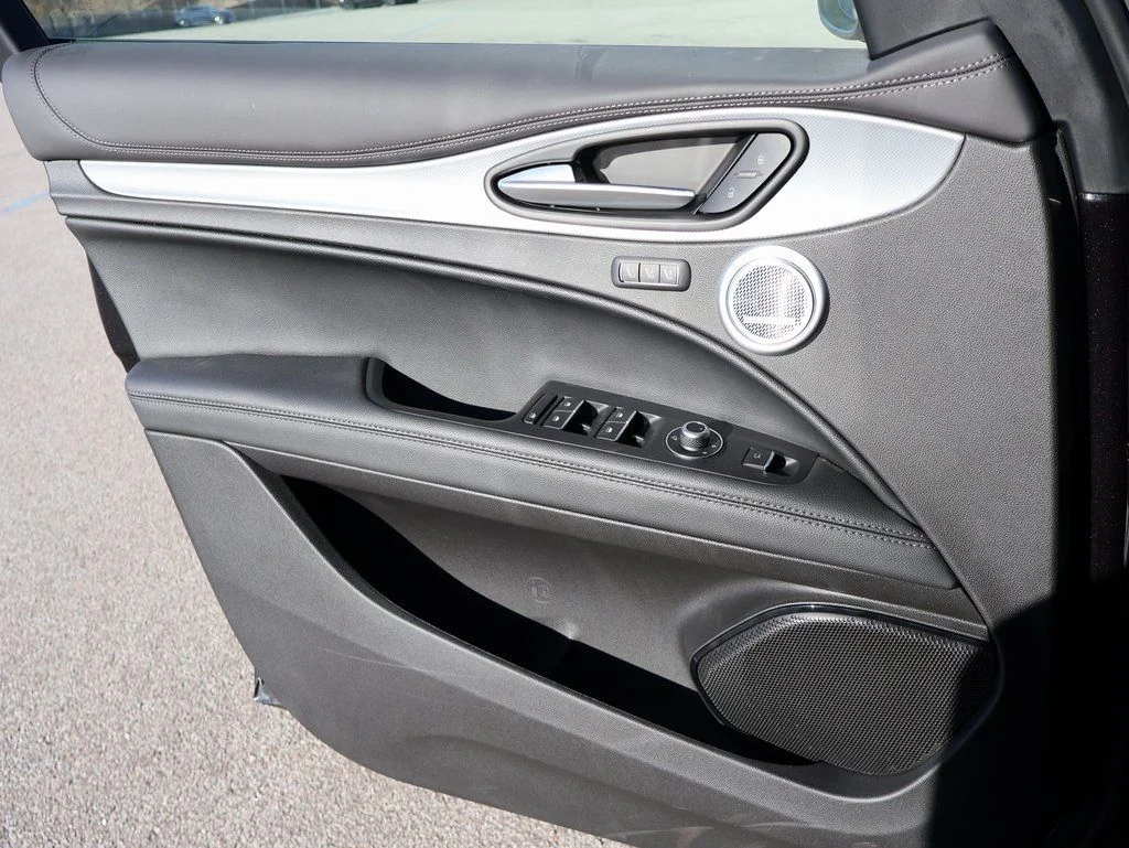 New 2025 Vulcano Black Metallic Alfa Romeo Base image 37