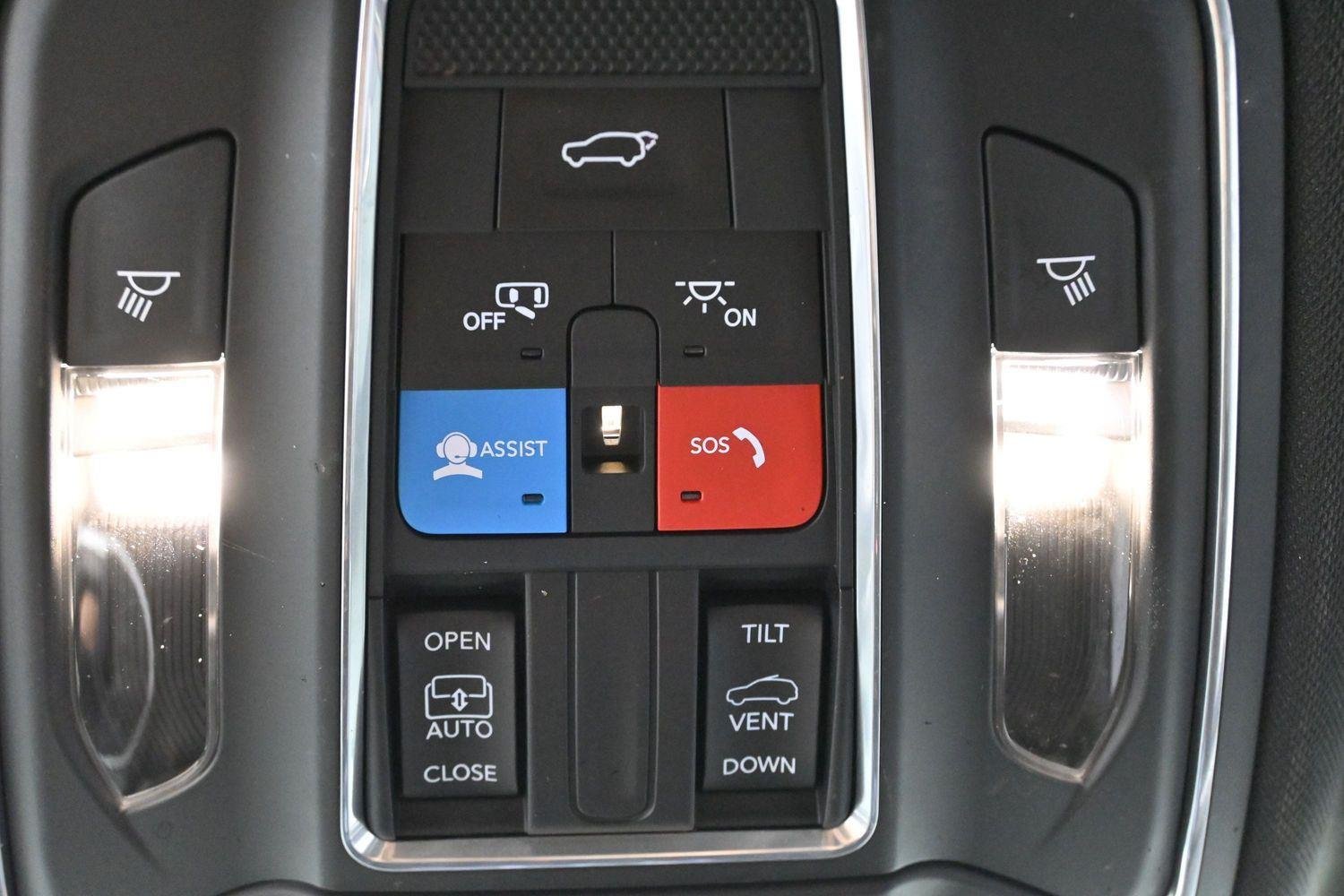 Used 2023 Diamond Black Crystal Pearlcoat Jeep Altitude image 26