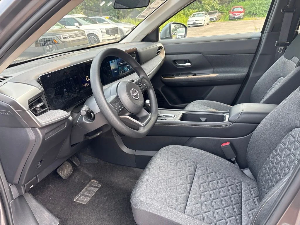 Used 2025 Gray Nissan SV image 9