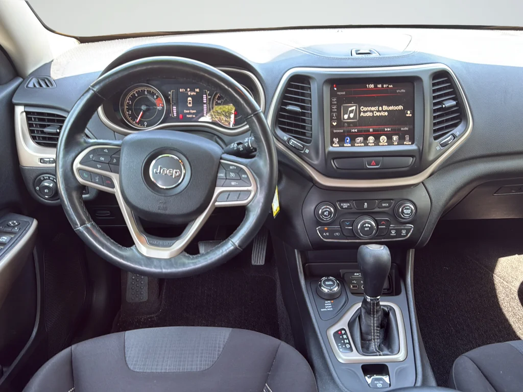 Used 2017 Red Jeep Latitude image 11