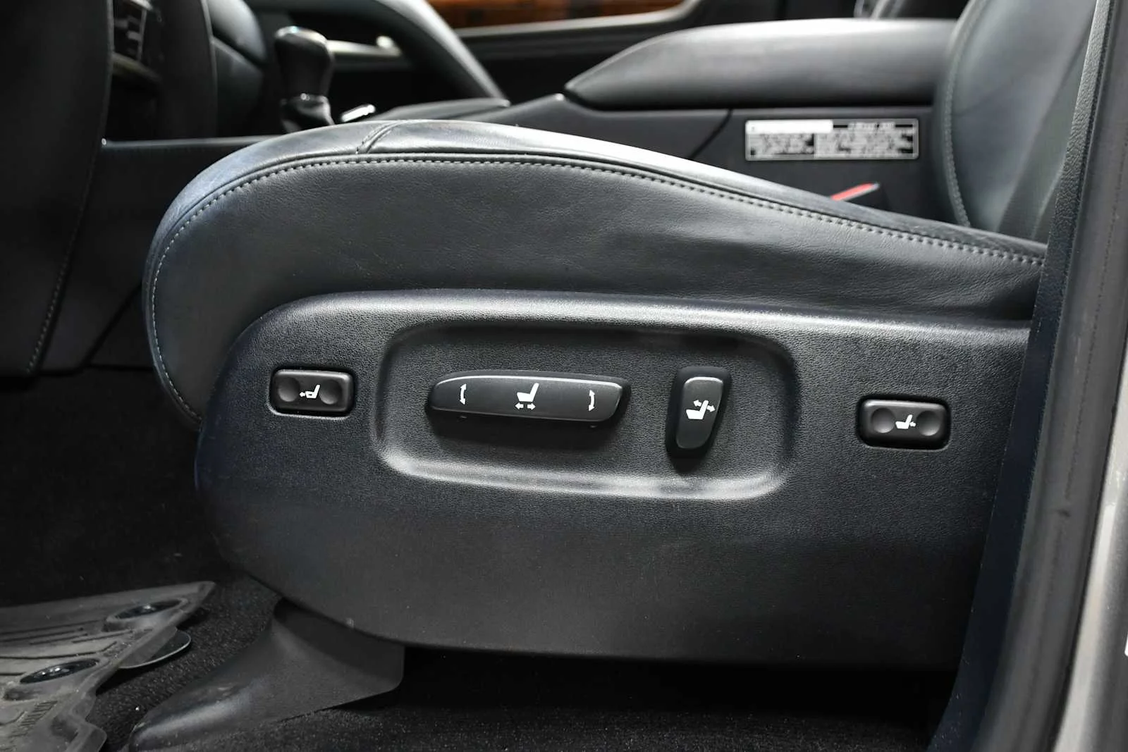 Used 2019 Atomic Silver Lexus  image 15