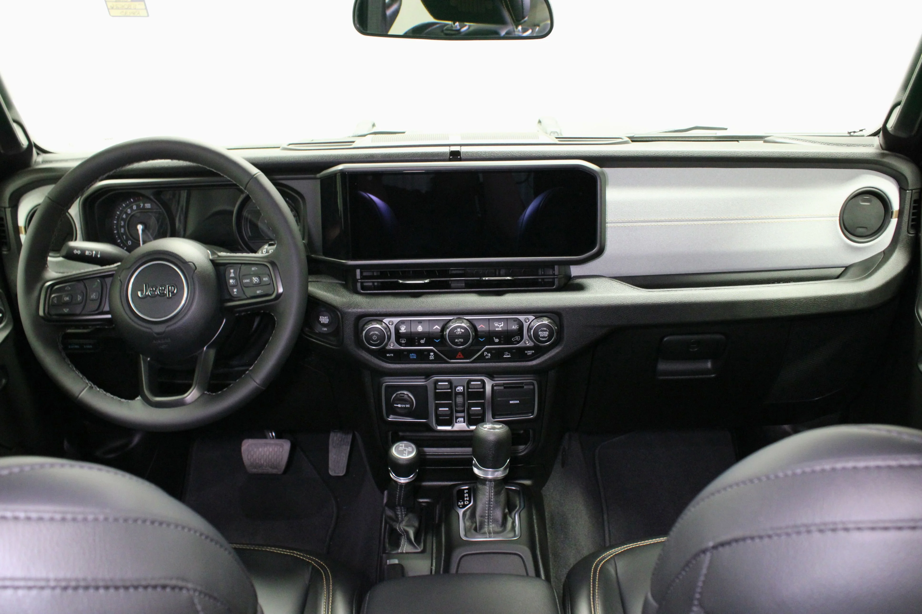 Used 2025 Granite Crystal Metallic Clearcoat Jeep Sport S image 18