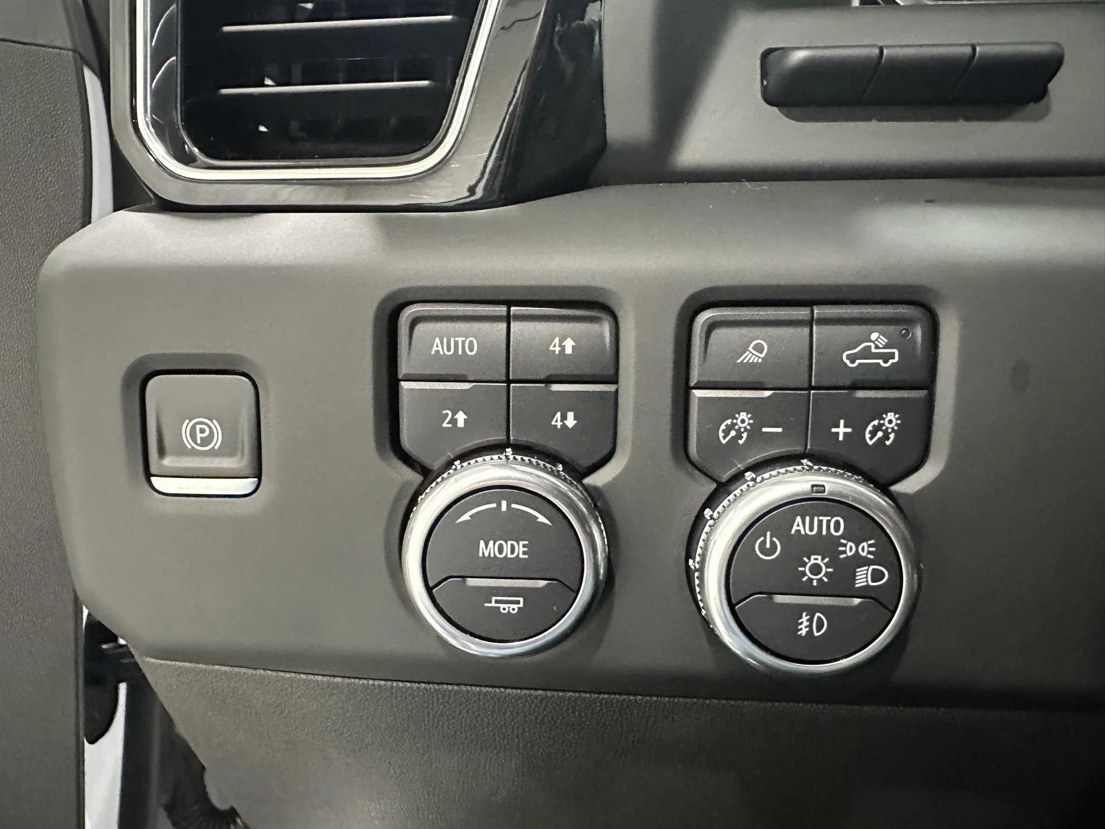 Used 2024 White Frost Tricoat GMC Denali image 17