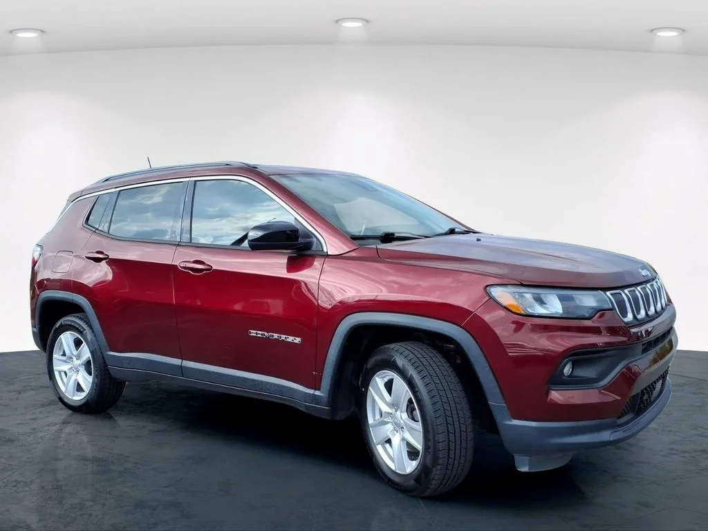 Used 2022 Red Jeep Latitude image 5